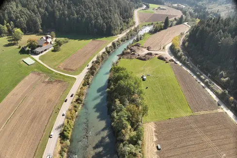 Das Amt für Wildbach- und Lawinenverbauung Ost der Agentur für Bevölkerungsschutz und das Landesamt für Straßenbau Nord/Ost in der Landesabteilung Tiefbau führen derzeit gemeinsam Arbeiten an der Rienz im Bereich des Kniepasses durch. (Foto: LPA/Amt für Wildbach- und Lawinenverbauung Ost der Agentur für Bevölkerungsschutz)
