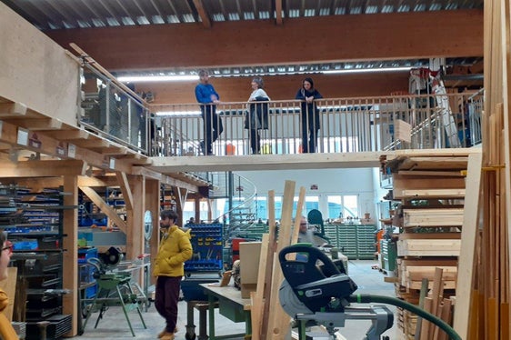 Blick in den Re-Use Baumarkt für Materialien und Maschinen ROTO in Winterthur: Er fungiert auch als Kompetenzzentrum für Demontagen und Projekte rund ums Thema „Zirkuläres Bauen“. (Foto: Landesagentur für Umwelt und Klimaschutz)