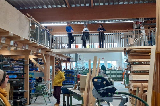 Blick in den Re-Use Baumarkt für Materialien und Maschinen ROTO in Winterthur: Er fungiert auch als Kompetenzzentrum für Demontagen und Projekte rund ums Thema „Zirkuläres Bauen“. (Foto: Landesagentur für Umwelt und Klimaschutz)