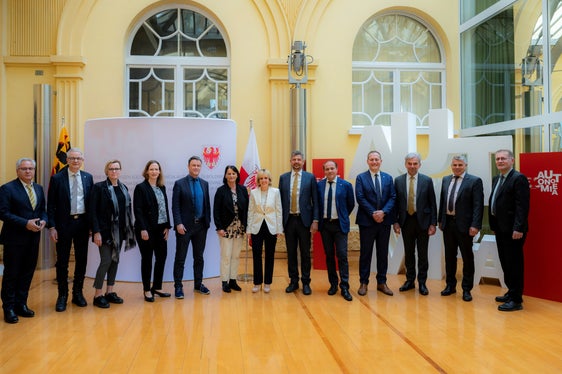 Foto di gruppo dei membri degli esecutivi del Cantone di Berna e della Provincia di Bolzano (Foto: ASP/Manuela Tessaro)