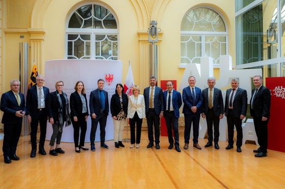 Foto di gruppo dei membri degli esecutivi del Cantone di Berna e della Provincia di Bolzano (Foto: ASP/Manuela Tessaro)