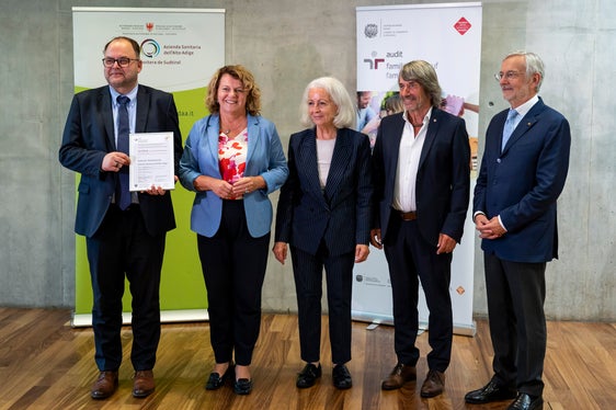 Strahlende Gesichter bei der Übergabe des Dialog-Zertifikats: Generaldirektor Christian Kofler, Landesrätin Rosmarie Pamer, Auditorin Maria Magdalena Preims, Landesrat Hubert Messner und Handelskammerpräsident Michl Ebner. (Foto: LPA/Fabio Brucculeri)