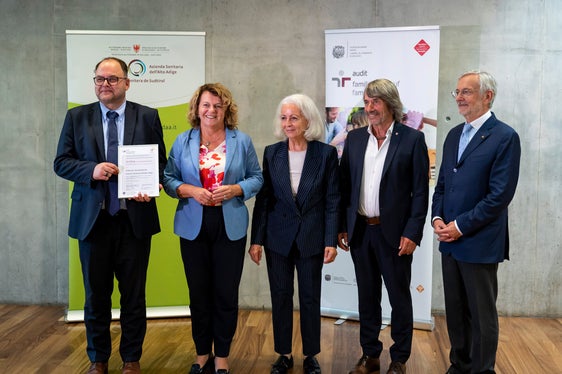 Volti raggianti durante la consegna del certificato Dialogo: il direttore generale Christian Kofler, l'assessora provinciale Rosmarie Pamer, l'auditrice Maria Magdalena Preims, l'assessore provinciale Hubert Messner e il presidente della Camera di Commercio Michl Ebner. (Foto: USP/Fabio Brucculeri)