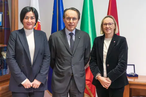 Sicherheits-Landesrätin Ulli Mair (im Bild von links), Quästor Giuseppe Ferrari und Personal-Landesrätin Magdalena Amhof freuen sich über das neue, gemeinsame Projekt, das die Wartezeit für das Ausstellen von Reisepässen erneut deutlich verringern soll. (Foto: LPA)