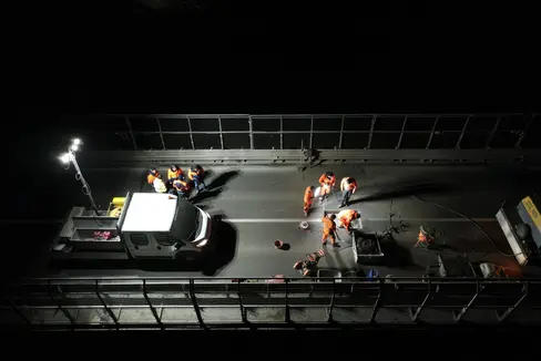 In den vergagnenen Monaten wurde auf Hochtouren an der Stabilisierung der Straßenbrücke übers Riggertal, gearbeitet. Im Bild ist eine der Arbeitsphasen. (Foto: LPA/G.news)