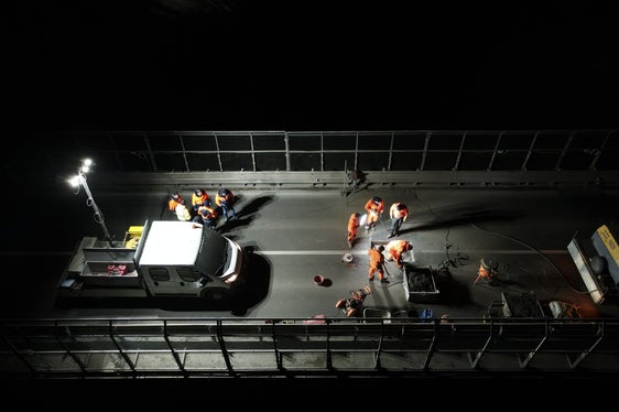 In den vergangenen Monaten wurde auf Hochtouren an der Stabilisierung der Straßenbrücke übers Riggertal, gearbeitet. Im Bild eine der Arbeitsphasen. (Foto: LPA/GNews)