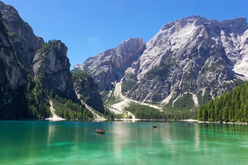 Il Lago di Braies fungerà da scenario mozzafiato per la due giornate dedicate alle giornate di studio sull'impronta storica che il turismo ha avuto nell'arco alpino (Foto: Unsplash)