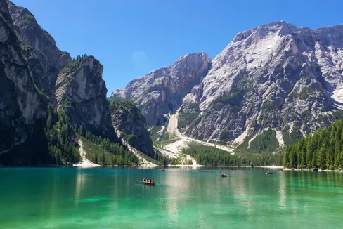 Der Pragser Wildsee bildet die beeindruckende Kulisse der ZeitgeschichtsTage des Südtiroler Landesarchivs, die heuer am 28. und 29. Oktober stattfinden und den Alpenhotels und dem Tourismus gewidmet sind. (Foto: Unsplash)