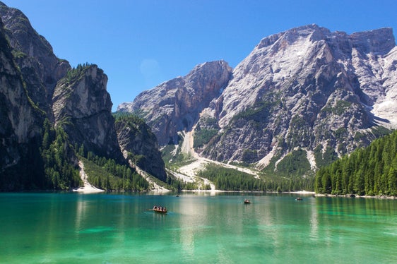 Il Lago di Braies fungerà da scenario mozzafiato per la due giornate dedicate alle giornate di studio sull'impronta storica che il turismo ha avuto nell'arco alpino (Foto: Unsplash)