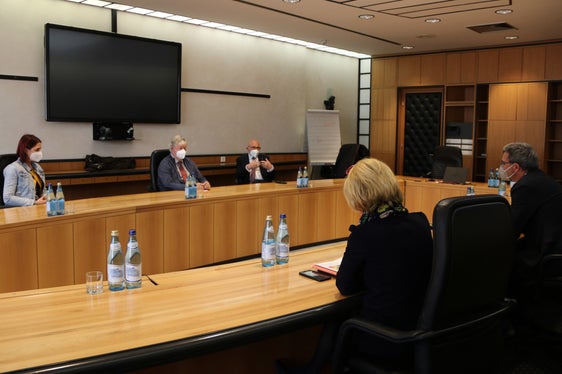 Le attuali sfide per le famiglie al centro dell'incontro odierno dei rappresentanti dell'ASDI con il presidente Kompatscher e l'assessora Deeg. (Foto: ASP/Carmen Kollmann)