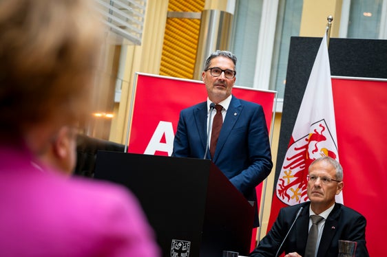 Landeshauptmann Arno Kompatscher (stehend) informierte am Tag der Autonomie über die laufenden Verhandlungen über die Autonomiereform. (Foto: LPA/Fabio Brucculeri)