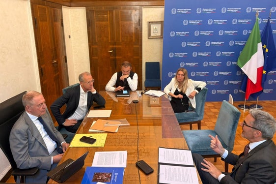 L'incontro al MIMIT dell'8 aprile: da sinistra in senso orario il ministro Adolfo Urso, il capo dell'Ufficio legislativo del MIMIT Giulio Veltri, il capo della Segreteria tecnica del ministro Mattia Losego, la segretaria particolare del ministro Tiziana Paolocci e il presidente della Provincia autonoma di Bolzano Arno Kompatscher. (Foto: USP)
