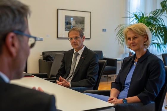 La nuova rettrice dell'Università di Innsbruck, Veronika Sexl, accompagnata dal preside della Facoltà di Giurisprudenza, Walter Obwexer, ha fatto visita al presidente della Provincia autonoma di Bolzano Arno Kompatscher (Foto: ASP/Fabio Brucculeri)