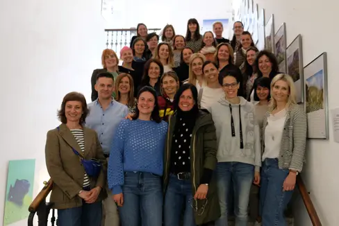 Die Kursfolge absolviert haben: (alphabetisch) Evi Brugger, Verena Ennemoser, Martina Gaiser, Agnes Gamper, Kathrin Gostner, Stefanie Groemminger, Silvia Helfer, Irene Karbon, Verena Kofler, Ruth Kuntner, Astrid Leiter, Petra Micheletti, Sandra Sofie Oberfrank, Verena Oberosler, Andrea Obexer, Petra Patzleiner, Simone Berta Piffer, Silvia Ratschiller, Maria Christine Schwienbacher, Alessandra Sieff, Gerlinde Taschler, Sabine Tavella, Simone Theiner, Tamara Zipperle. (Foto: Bärbel Riedmann)