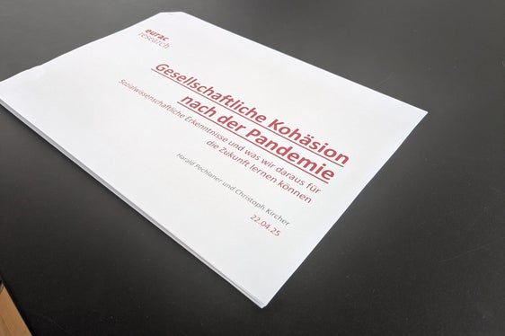 Das Center for Advanced Studies der Eurac Research arbeitet derzeit an einer sozialwissenschaftlichen Studie, wie sich der soziale Zusammenhalt durch die Corona-Pandemie verändert hat. (Foto: LPA/Ressort für Sozialen Zusammenhalt)
