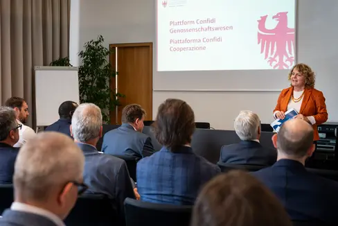 L'assessora provinciale Rosmarie Pamer ha definito la promozione di una cultura finanziaria sana e sostenibile tra le cooperative della provincia un obiettivo importante nell'ambito del progetto Piattaforma Confidi cooperazione”. (Foto: USP/Fabio Brucculeri)