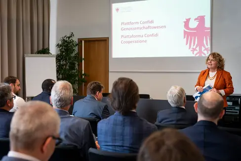 Landesrätin Rosmarie Pamer nannte die Förderung einer gesunden und nachhaltigen Finanzkultur unter den Genossenschaften des Landes ein wichtiges Ziel des Projektes Plattform Confidi Genossenschaftswesen. (Foto: LPA/Fabio Brucculeri)