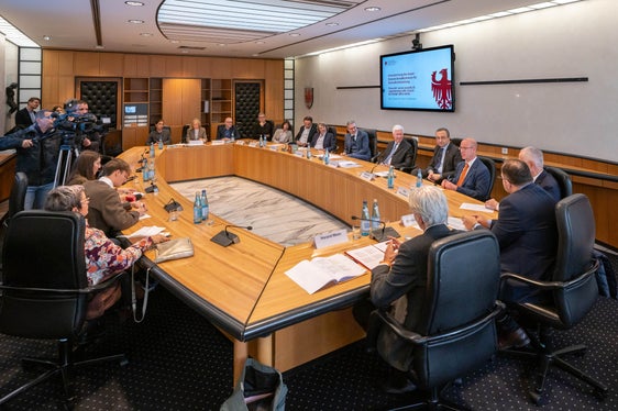 Am 11. November 2025 wurde in Bozen der Grundstein für eine stärkere Zusammenarbeit in Forschung, Prävention und Lehre gelegt: Südtirol, die Università Cattolica und mehrere lokale Partner bündeln ihre Kräfte, um den Standort Südtirol als Zentrum für Gesundheitsforschung weiter auszubauen. (Foto: LPA/Greta Stuefer)