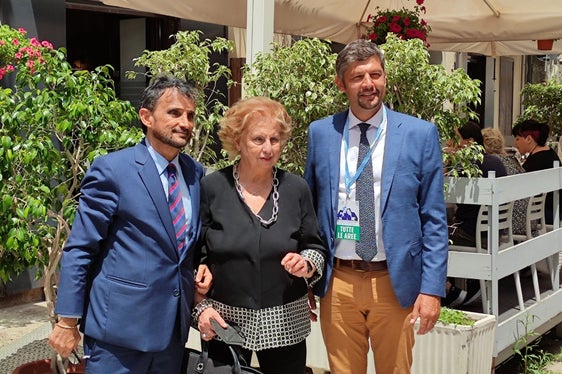 LH-Stellvertreter Alfreider (r.) mit Maria Falcone und Sohn Vincenzo Di Fresco, Vorstandsmitglied der Falcone-Stiftung (Foto: LPA)