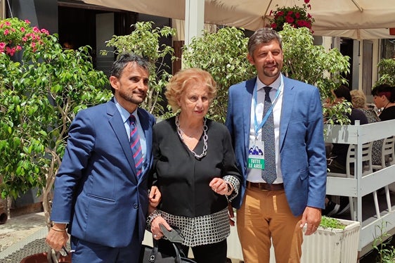 L'assessore Alfreider (a destra) con Maria Falcone ed il figlio Vincenzo Di Fresco, consigliere della Fondazione Falcone (Foto: ASP)