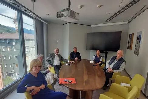 La promozione dell'invecchiamento attivo e la valorizzazione degli anziani i temi centrali discussi durante l'incontro tra l'assessora provinciale Deeg e il direttivo dell'Associazione pensionati (Seniorenbund) - (Foto: ASP)