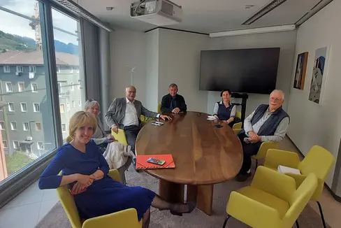 Landesrätin Deeg (1.v.l.) hat im Austausch mit dem Vorstand des Südtiroler Seniorenbundes um Vorsitzenden Otto v. Dellemann (3.v.l.) darüber diskutiert, wie man die Rolle der Seniorinnen und Senioren weiter stärken kann. (Foto: LPA)