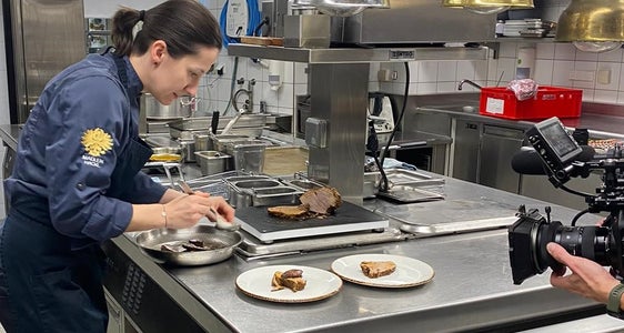 Madlen Hackl bereitet ihr Lieblingsgericht zu: Tiroler Kalbl – ganzheitlich und nachhaltig verwertet, also „Nose to Tail“. (Foto: Euregio)