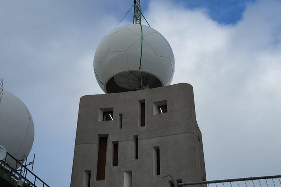 Die neue Antenne des Niederschlagsradars ist durch einen Ballon, genannt Radom geschützt. (Foto: LPA/Dienst für Risikoprävention und CUE Trient)
