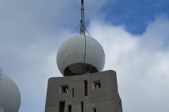 Die neue Antenne des Niederschlagsradars ist durch einen Ballon, genannt Radom geschützt. (Foto: LPA/Dienst für Risikoprävention und CUE Trient)