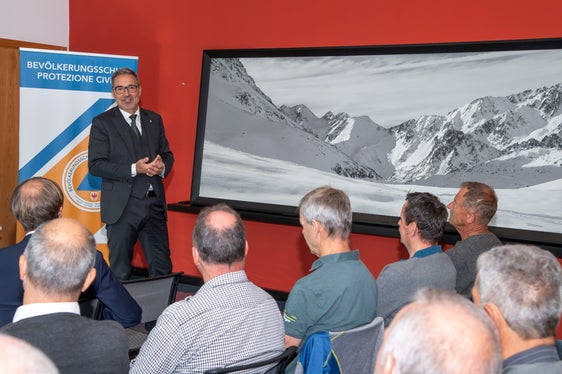 Il 7 ottobre l’Agenzia per la Protezione civile e il presidente della Provincia Arno Kompatscher, nella sua funzione di assessore provinciale alla Protezione civile, hanno invitato a una cerimonia gli operai che hanno prestato servizio per molti anni nel settore provinciale dei Bacini montani, oggi in pensione. (Foto: USP/Othmar Seehauser)