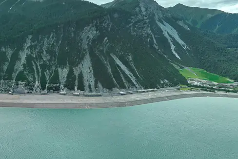 Am 19. Mai wurde die Ausschreibung für das zweite Baulos des groß angelegten Bauvorhabens entlang der Reschenstraße (SS 40) in der Gemeinde Graun im Vinschgau veröffentlicht. Sie betrifft den Bau der Straße auf der neuen künstlichen Uferaufschüttung bzw. dem Damm, etwa zwischen Kilometer 22,90 und Kilometer 24,30. (Foto: LPA/Amt für Straßenbau West)