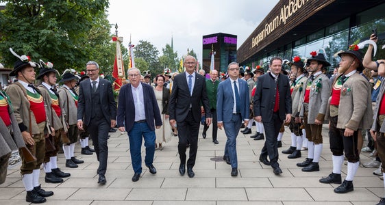 Vor dem Congress Centrum Alpbach vereinen sich Tradition und Moderne: mit (v. l.) Landeshauptmann Arno Kompatscher (Südtirol), EU-Kommissionspräsident a.D. Jean Claude Juncker, Landeshauptleute Anton Mattle (Tirol) und Maurizio Fugatti (Trentino) sowie Bundesminister Norbert Totschnig. (Foto: Land Tirol/Sedlak)