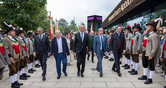 Tradizione e modernità si uniscono davanti al Centro Congressi di Alpbach: con (da sinistra) il governatore Arno Kompatscher (Alto Adige), l'ex presidente della Commissione europea Jean Claude Juncker, i governatori Anton Mattle (Tirolo) e Maurizio Fugatti (Trentino) e il ministro federale Norbert Totschnig. (Foto: Provincia di Tirolo/Sedlak)