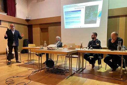 Protezione contro le inondazioni e le valanghe al centro di una serata informativa a S.Antonio di Fleres: nella foto (da sinistra) il sindaco di Brennero Martin Alber, l'assessore provinciale Arnold Schuler, il tecnico dell'Ufficio bacini montani Nord Jan Kobald e il direttore dell'Ufficio Nord Philipp Walder (Foto: ASP/Ufficio Bacini montani Nord)