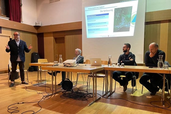 Protezione contro le inondazioni e le valanghe al centro di una serata informativa a S.Antonio di Fleres: nella foto (da sinistra) il sindaco di Brennero Martin Alber, l'assessore provinciale Arnold Schuler, il tecnico dell'Ufficio bacini montani Nord Jan Kobald e il direttore dell'Ufficio Nord Philipp Walder (Foto: ASP/Ufficio Bacini montani Nord)