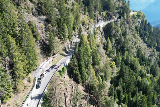 Neben Arbeiten zur Verbreiterung der Straße werden auf der Landesstraße nach Stuls auch notwendige Maßnahmen zur Sicherung der Hänge entlang und oberhalb der Straße durchgeführt. (Foto: LPA/Landesamt für Straßenbau West)