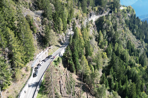 Neben Arbeiten zur Verbreiterung der Straße werden auf der Landesstraße nach Stuls auch notwendige Maßnahmen zur Sicherung der Hänge entlang und oberhalb der Straße durchgeführt. (Foto: LPA/Landesamt für Straßenbau West)