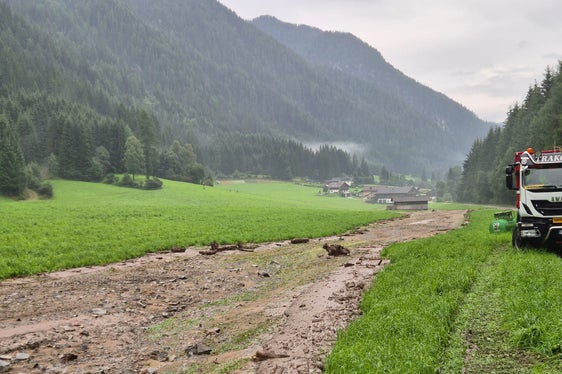 L'acqua del Weiderbach si è riversata anche sui prati. (Foto: USP/Ufficio Sistemazione bacini montani Est)