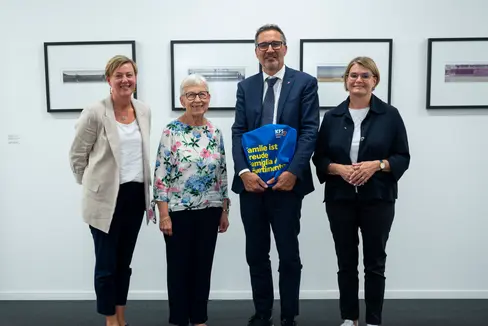 Hanno parlato delle esigenze delle famiglie in Alto Adige (da sinistra): Samantha Endrizzi, direttrice del KFS, Angelika Weichsel Mitterrutzner, vicepresidente, Arno Kompatscher, presidente della Provincia, e Sieglinde Aberham, nuova presidente del KFS. (Foto: USP/Margit Piok)