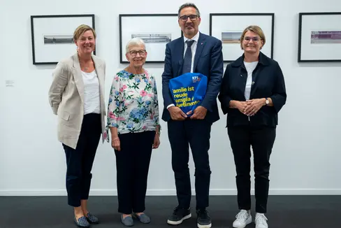 Sie sprachen über die Anliegen der Familien in Südtirol (von links): KFS-Geschäftsleiterin Samantha Endrizzi, Vizepräsidentin Angelika Weichsel Mitterrutzner, Landeshauptmann Arno Kompatscher und die neue KFS-Präsidentin Sieglinde Aberham. (Foto: LPA/Margit Piok)