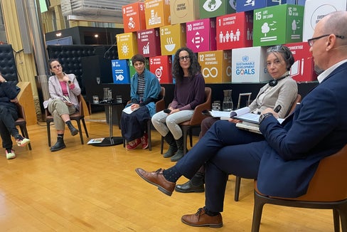 Nitzan Cohen, Verena Dariz, Silke Raffeiner, Elisa Nicoli e Irene Ivoi hanno fornito contributi teorici e pratici durante la tavola rotonda sul consumo sostenibile a Palazzo Widmann. Klaus Egger ha moderato l'evento. (Foto: USP/GNews)