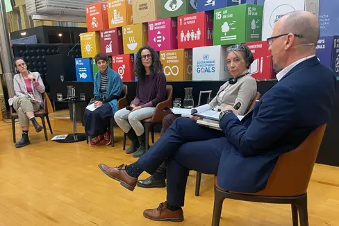 Theoretische und praktische Inputs bei der Podiumsdiskussion zum nachhaltigen Konsum im Landhaus 1 in Bozen lieferten (von links) Nitzan Cohen, Verena Dariz, Silke Raffeiner, Elisa Nicoli und Irene Ivoi. Es moderierte Klaus Egger. (Foto: LPA/Gnews)