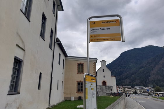 Il servizio transfrontaliero, attivo dal 2005 e potenziato negli ultimi anni, si è affermato come un importante collegamento tra l'Alto Adige e i Grigioni. Viene infatti attualmente utilizzato da circa 92.000 passeggeri ogni anno. (Foto: USP/Maja Clara)