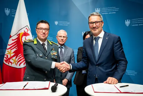 La Giunta provinciale sostiene ogni misura che rafforzi l’uso di entrambe le lingue ufficiali e garantisca ai cittadini il diritto di interagire con la Pubblica amministrazione nella propria madrelingua, ha commentato il presidente Kompatscher (a destra), dopo aver stretto la mano al comandante regionale della Guardia di Finanza, generale Gavino Putzu. (Foto: USP/Fabio Brucculeri)