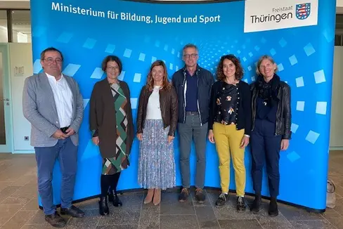 Spitzenvertretende der Bildungsdirektion zu Besuch in Thüringen: (v.l.) Bildungsdirektor Gustav Tschenett, die Direktorin der Pädagogischen Abteilung, Gertrud Verdorfer, Landesschuldirektorin Sigrun Falkensteiner, Schulinspektor Christian Walcher, die Leiterin des Pädagogischen Bereiches in der Ladinischen Bildungsdirektion, Maria Kostner, und die Projektleiterin für Lehrbefähigung, Anna Pfitscher (Foto: LPA/Deutsche Bildungsdirektion)