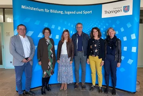 Spitzenvertretende der Bildungsdirektion zu Besuch in Thüringen: (v.l.) Bildungsdirektor Gustav Tschenett, die Direktorin der Pädagogischen Abteilung, Gertrud Verdorfer, Landesschuldirektorin Sigrun Falkensteiner, Schulinspektor Christian Walcher, die Leiterin des Pädagogischen Bereiches in der Ladinischen Bildungsdirektion, Maria Kostner, und die Projektleiterin für Lehrbefähigung, Anna Pfitscher (Foto: LPA/Deutsche Bildungsdirektion)