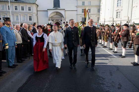 Landtagspräsidentin Sonja Ledl-Rossmann (von links), Abt Leopold Baumberger, die Landeshauptmänner Arno Kompatscher (Südtirol) und Anton Mattle (Tirol) wurden mit dem landesüblicher Empfang vor der Kaiserlichen Hofburg zu Innsbruck begrüßt. (Foto: Land Tirol/Sedlak)