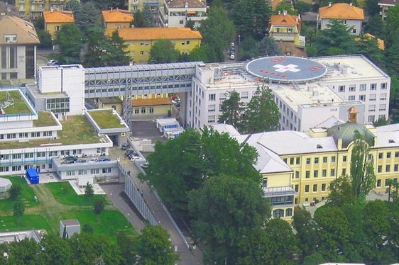 Oltre alla nuova residenza per anziani con 100 posti letto, la Provincia intende realizzare, nell'ambito dello stesso progetto, 651 posti auto per il personale sanitario ed i visitatori dell’ospedale Tappeiner di Merano, nonché la ristrutturazione del Padiglione M del nosocomio, dove hanno sede gli uffici amministrativi (Foto: ASP)