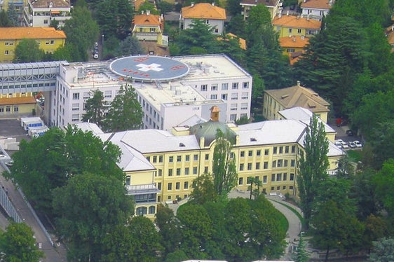 Oltre alla nuova residenza per anziani con 100 posti letto, la Provincia intende realizzare, nell'ambito dello stesso progetto, 651 posti auto per il personale sanitario ed i visitatori dell’ospedale Tappeiner di Merano, nonché la ristrutturazione del Padiglione M del nosocomio, dove hanno sede gli uffici amministrativi (Foto: ASP)