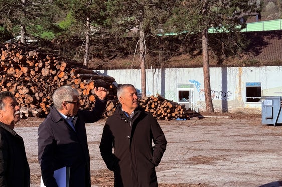 L'assessore provinciale Peter Brunner (primo da destra nella foto), il sindaco Andreas Schatzer (al centro) e l'ex consigliere comunale Josef Tauber nell'area dell'ex caserma Verdone. (Foto: USP/Thomas Bodner)
